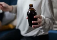 Vaistai nuo kosulio skiriasi esant sausam ir drėgnam kosuliui